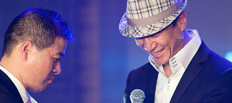 10月19日，孫紅雷出席杭州百貨大樓“雷諾·騎士之盾新品簽售會”。